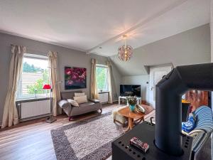 a living room with a living room with a fireplace at frau Harms Kaffeehaus in Soderstorf
