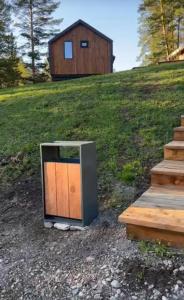 Çekmeにあるmuratの家の前の地面に置かれたテレビ