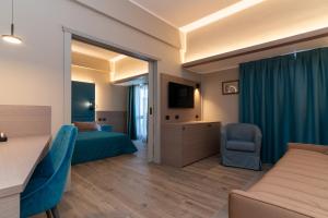 TV a/nebo společenská místnost v ubytování Hotel Porto Roca