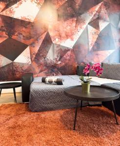 Zimmer mit einem Bett, einem Tisch und einer Wand in der Unterkunft Classy Suite Museumsquartier in Wien + 34 Fotos
