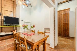 ein Esszimmer mit einem Holztisch und Stühlen in der Unterkunft Casa delle Rose in Borgo a Mozzano