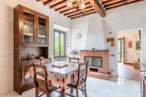 uma sala de jantar com uma mesa e uma lareira em Casa delle Rose em Borgo a Mozzano