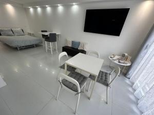uma sala de estar com uma mesa e cadeiras e uma televisão em Studio Trip In Paris - Gare de l'Est em Paris