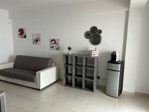 a living room with a couch and a trash can at San Lorenzo casa vacanza in Campi Salentina