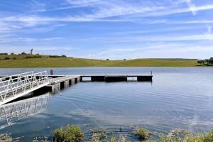 un muelle sobre una gran masa de agua en A Nossa Estrela nº7, en Póvoa de São Miguel