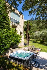 une maison avec un bain à remous dans la cour dans l'établissement Lake House La Gemma, à Riva del Garda 40 autres photos