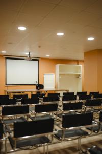 un aula vacía con sillas y una pantalla blanca en Tenuta Inagro, en San Severo