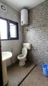 ein Bad mit einem WC und einem Waschbecken in der Unterkunft Hostel Inn Srinagar in Srinagar
