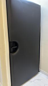uma porta preta com uma maçaneta na casa de banho em استديو مميز بدخول ذاتي em Riade