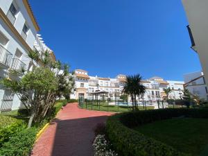 a walkway in front of a apartment building at Apartamento a pie de playa in Rota