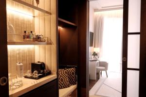 Habitación con baño con lavabo y microondas. en Hospes Amérigo, Alicante, a Member of Design Hotels, en Alicante
