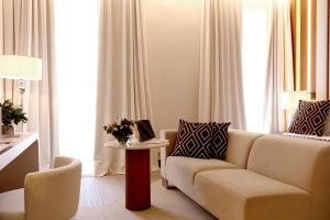 Hospes Amérigo, Alicante, a Member of Design Hotels في أليكانتي: غرفة معيشة مع أريكة وطاولة