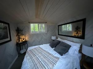1 Schlafzimmer mit einem weißen Bett und 2 Kissen in der Unterkunft Stay549 in Winnipeg