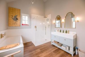 Un baño con bañera, lavabo y ducha. en Little Fig, en Aldeburgh 50 fotos más