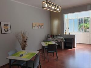 sala de estar con mesas y sillas y cocina en B&B Maltese, en Palermo