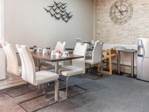 comedor con mesa y sillas blancas en The Kenley Hotel en Blackpool