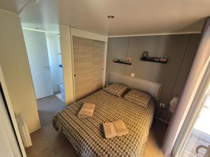 1 dormitorio con 1 cama con 2 toallas en Le Chevreuil Vert, en Claouey