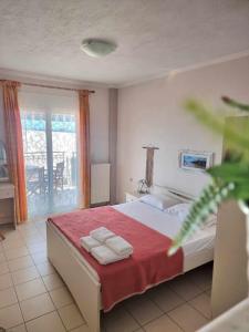 1 dormitorio con 1 cama con 2 toallas en Hotel Nautilos, en Sozopoli
