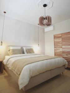 ein Schlafzimmer mit einem großen Bett und einer Decke in der Unterkunft Nova Nocte Urban Private Pool & Spa Retreat in Tongeren + 52 Fotos