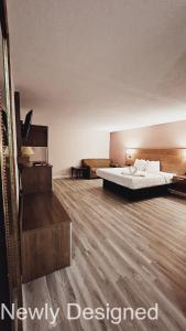 um quarto de hotel com uma cama e pisos em madeira em SureStay Plus Hotel by Best Western Hopkinsville - Newly Renovated em Hopkinsville