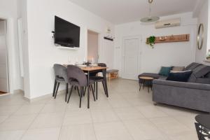TV a/nebo společenská místnost v ubytování Apartman Lora