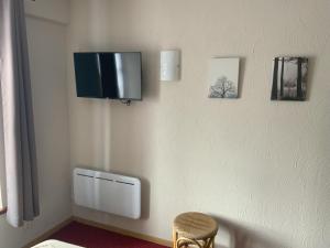 esquina de una habitación con TV en la pared en Au cœur bion en Bouillon
