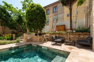 ペリアック・ド・メールにあるLa Grande Maison Chambres d'Hôtesのスイミングプール(椅子、テーブル付)