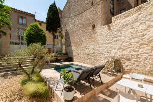 um pátio com uma piscina num edifício em La Grande Maison Chambres d'Hôtes em Peyriac-de-Mer