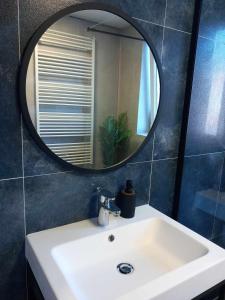 布拉格舊城區的住宿－Penzion U školy，浴室设有白色水槽和镜子