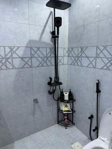 łazienka z kabiną prysznicową i toaletą w obiekcie استديو مميز بدخول ذاتي w Rijadzie