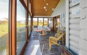 En balkong eller terrass på 3 Bedroom Beautiful Home In Vinderup