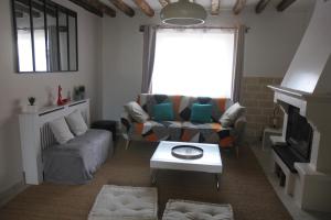 un soggiorno con divano e tavolo di Agréable maison de ville de 120m² à Villejust a Villejust