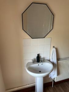 科爾福德的住宿－4 Foundry House，浴室设有水槽和墙上的镜子
