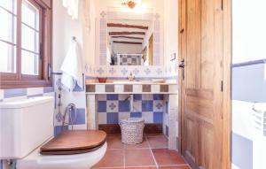 A bathroom at 8 Bedroom Lovely Home In Iznájar
