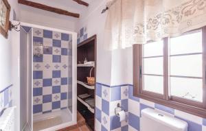 A bathroom at 8 Bedroom Lovely Home In Iznájar