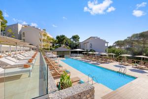Бассейн в VIVA Cala Mesquida Suites & Spa Adults Only 16 или поблизости