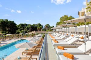 Бассейн в VIVA Cala Mesquida Suites & Spa Adults Only 16 или поблизости