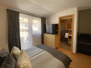 A television and/or entertainment centre at Polonia