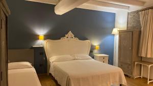 San Giorgio Di MantovaにあるAgriturismo Corte Roccaのベッドルーム1室(白いベッド1台、青い壁付)