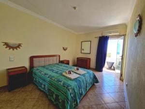 - une chambre avec un lit et 2 serviettes dans l'établissement Praia Oura Sunset, à Albufeira