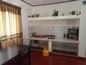 eine Küche mit einem Tisch und einer Arbeitsplatte in der Unterkunft Prestiva Stay in Anuradhapura