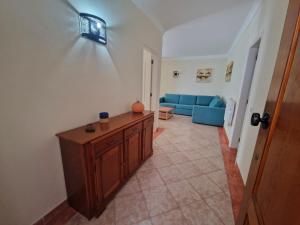 - un salon avec un canapé bleu et une table dans l'établissement Praia Oura Sunset, à Albufeira