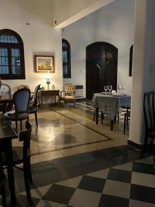 La Posta del Jesuita في Villa Los Aromos: غرفة معيشة مع طاولة وكراسي