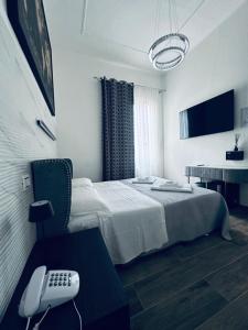 Pokój hotelowy z łóżkiem i telefonem w obiekcie Hotel Villa Marosa w Rapallo