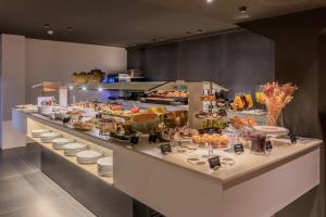 een buffet lijn met veel verschillende soorten eten bij Gran Hotel Barcino in Barcelona