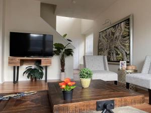 TV a/nebo společenská místnost v ubytování Amazing house in Woodlands fully equipped for 6