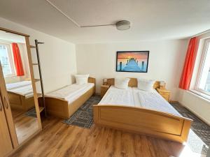 Zimmer mit 2 Betten und 1 Etagenbett in der Unterkunft Aalreuse in Rostock