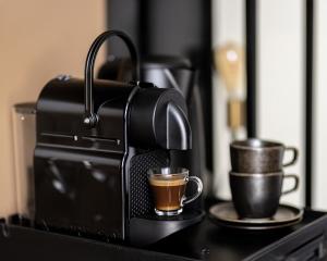 a coffee maker with two cups on a counter at Square Boutique Hotel & Brasserie in Venray