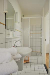y baño blanco con lavabo y ducha. en Bed&Breakfast hotel de Greune Weide en Eibergen