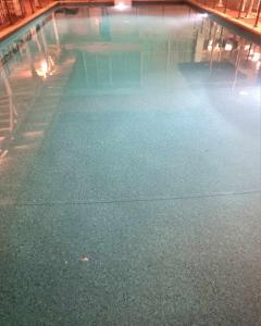 una piscina vacía con agua. en Hotel Nautilos, en Sozopoli